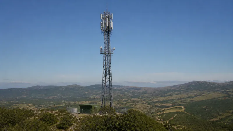 Antena de telecomunicaciones genérica entre colinas rurales