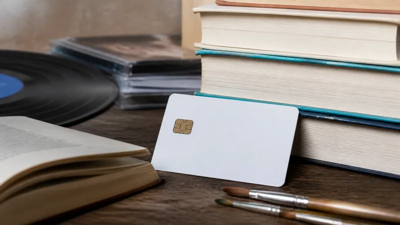Tarjeta genérica del ámbito cultural junto a libros y soportes artísticos