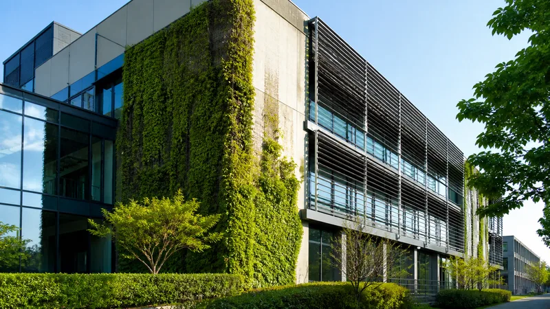Edificio genérico con elementos de eficiencia energética