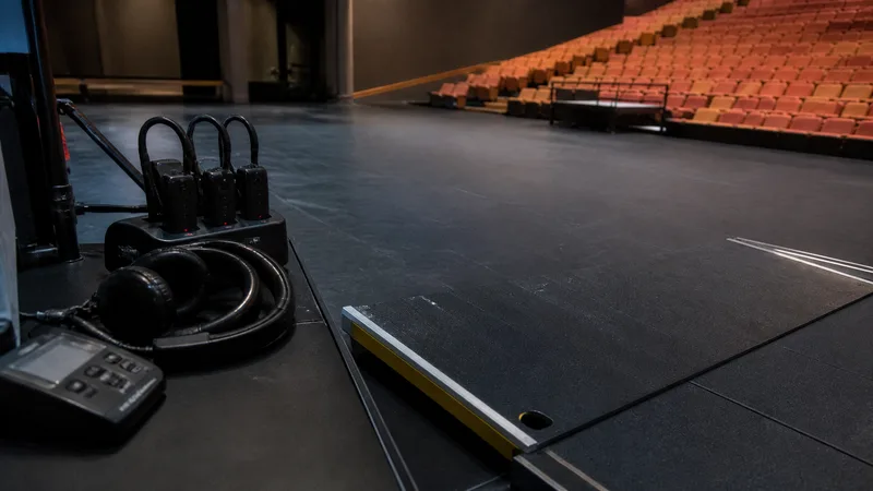 Escenario teatral genérico preparado para recursos de accesibilidad