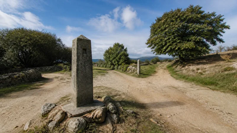 Cruce genérico de caminos históricos con varios hitos de piedra
