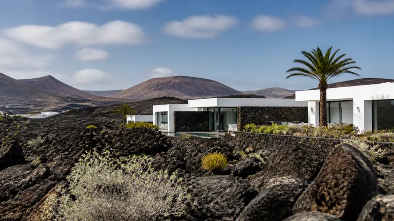 Paisaje volcánico canario genérico con un alojamiento integrado