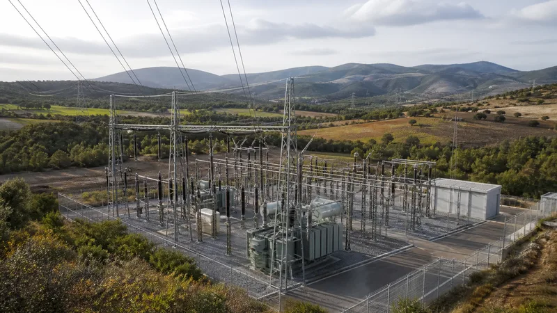 Subestación eléctrica genérica entre paisajes de distintas regiones