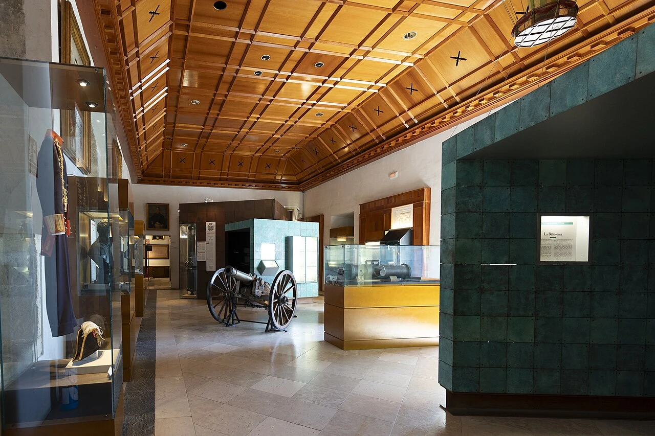 Vitrinas y piezas del Museo del Real Colegio de Artillería
