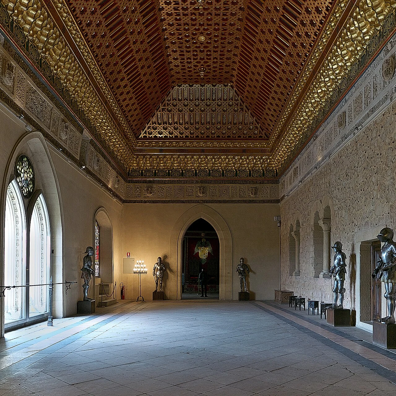 Artesonado, ventanales y armaduras de la Sala de la Galera