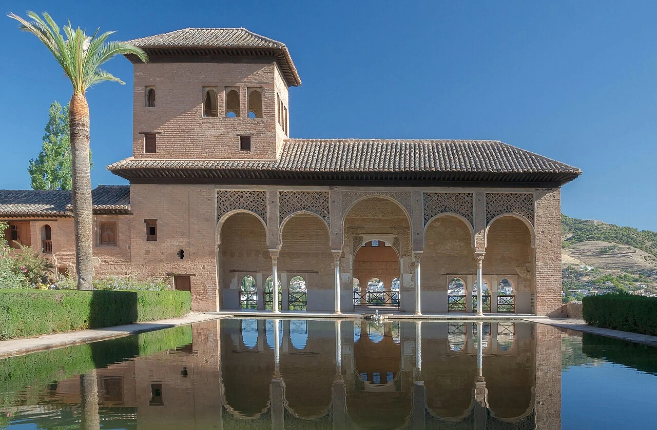 Pabellón del Partal y su reflejo en la alberca