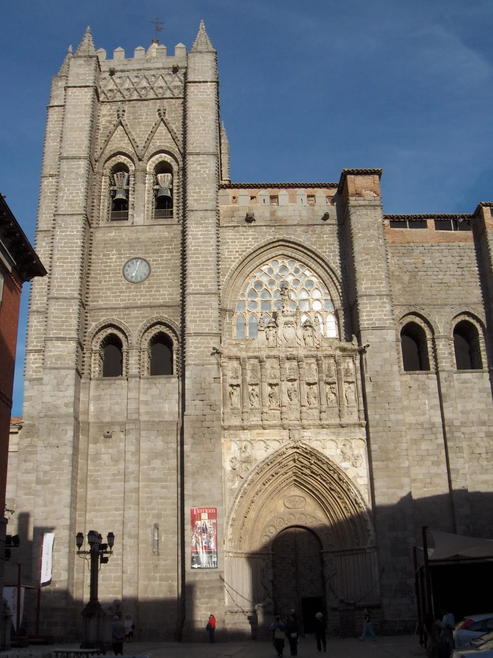 Fachada principal de la catedral de Ávila con su torre asimétrica