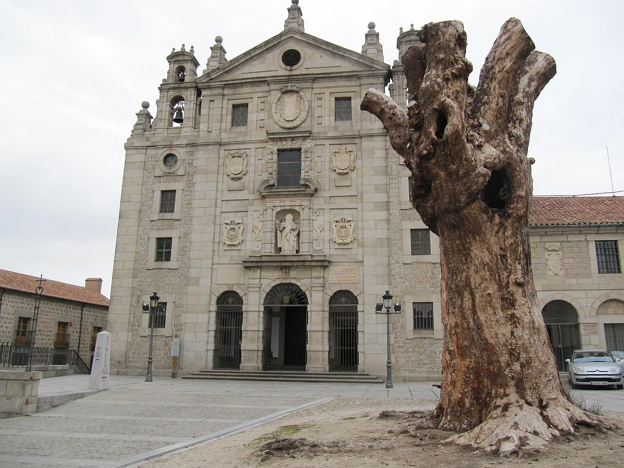 Fachada de Santa Teresa y plaza en Ávila