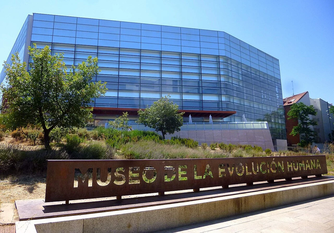 Fachada acristalada y rótulo del Museo de la Evolución Humana de Burgos