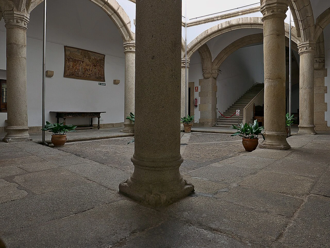 Arcos y columnas del patio del Palacio de Carvajal