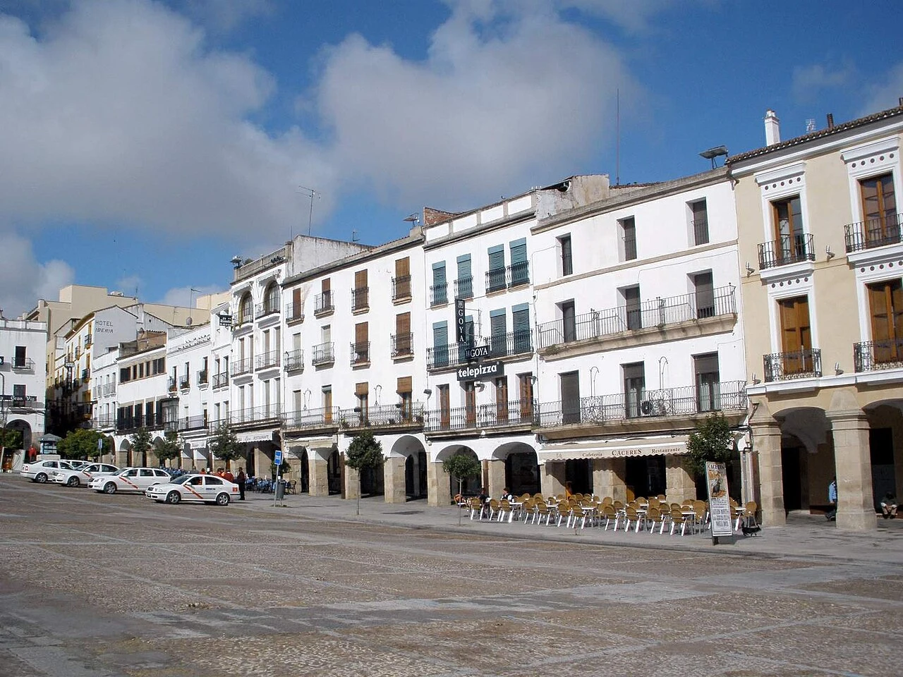 Fachadas y soportales de la Plaza Mayor de Cáceres