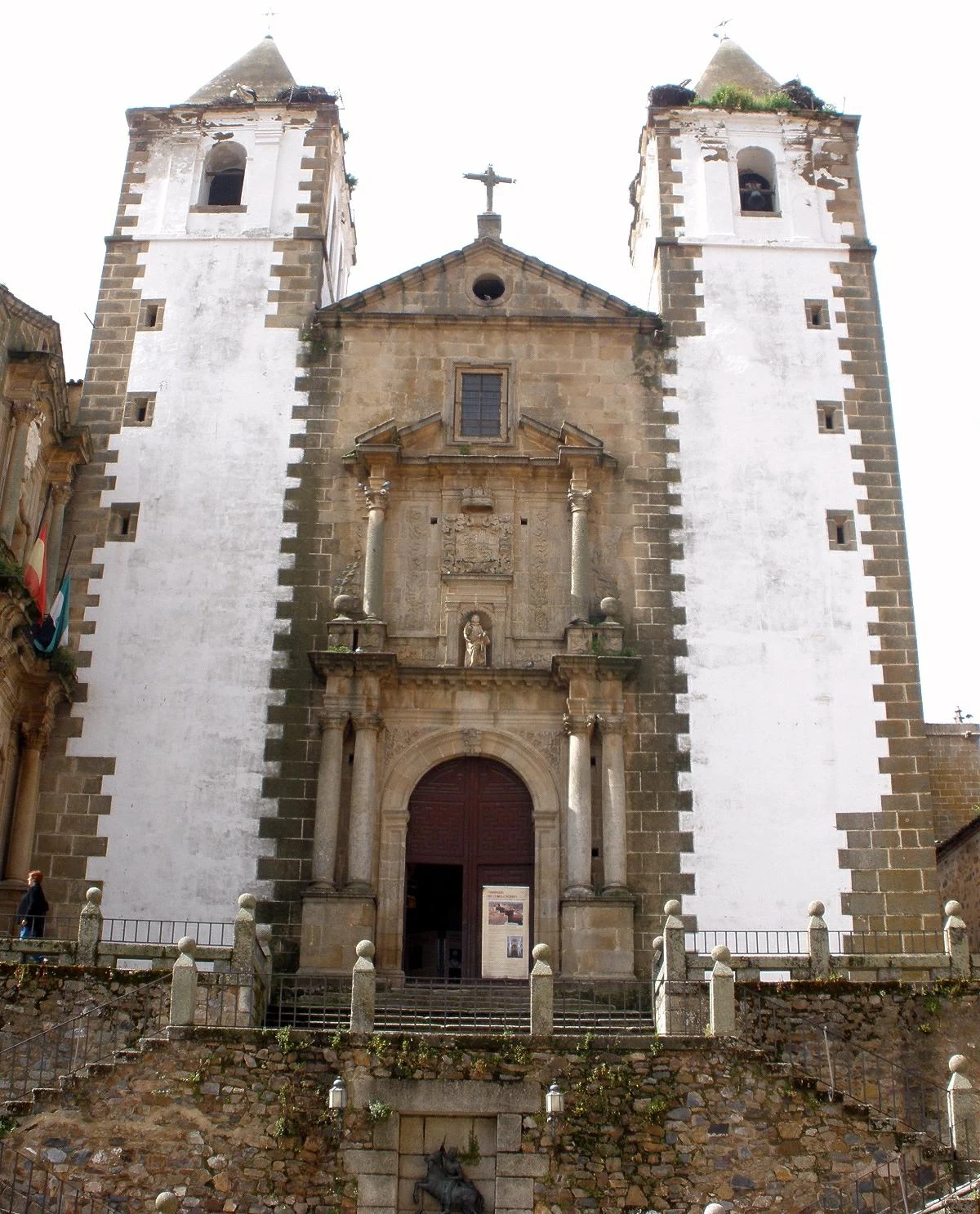 Fachada y torres blancas de San Francisco Javier sobre la plaza de San Jorge