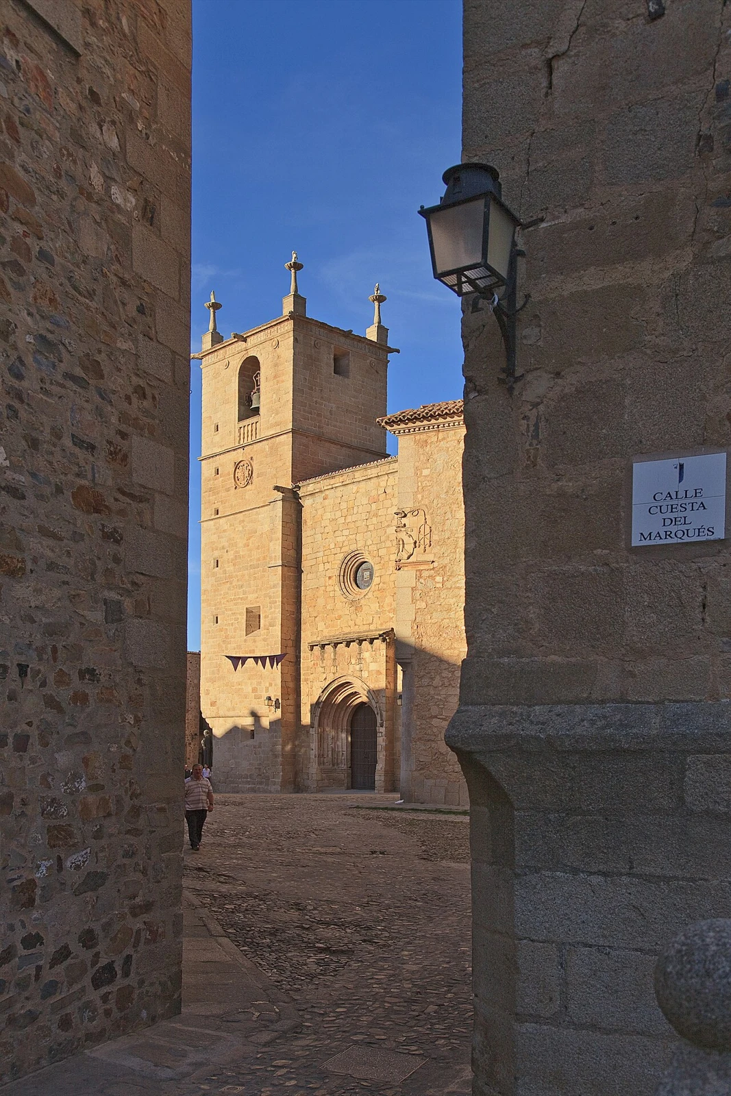 Torre y portada de Santa María vistas desde la Cuesta del Marqués