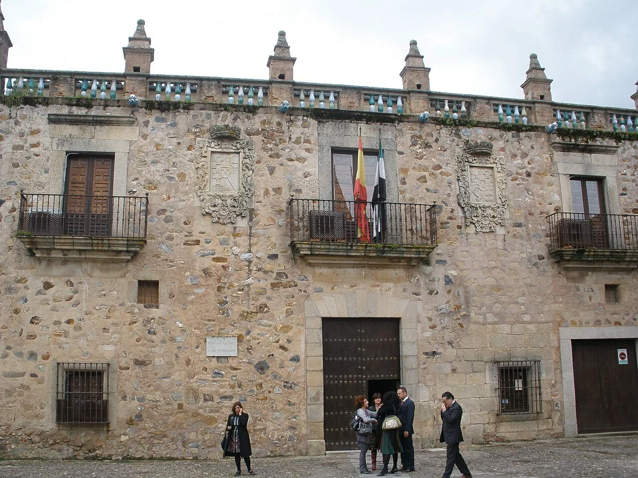 Fachada del Palacio de las Veletas con balcones y escudos