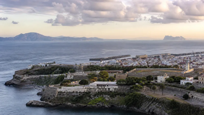 Panorama genérico de Ceuta con murallas y el Estrecho