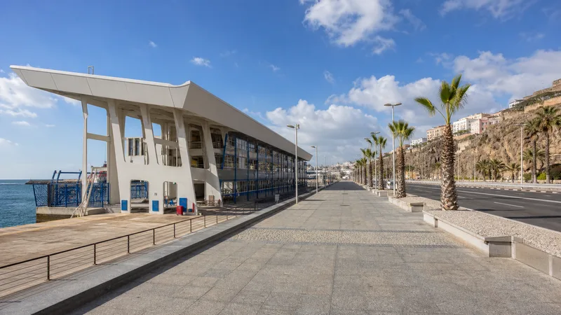 Composición editorial genérica y exclusiva de terminal de ferry y paseo marítimo urbano sin compañías visibles; no representa horarios, aforo ni condiciones en tiempo real