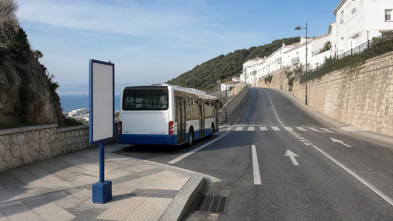 Autobús en una calle que asciende desde la costa