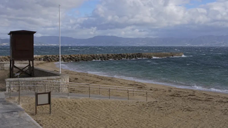 Playa urbana con rampa, caseta cerrada y mar movido