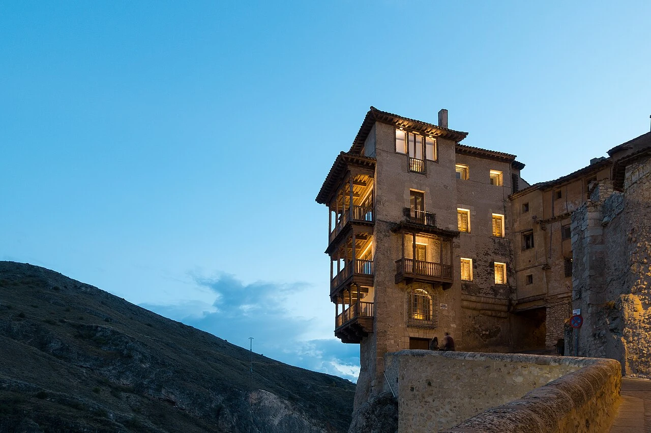 Balcones de madera de las Casas Colgadas al anochecer