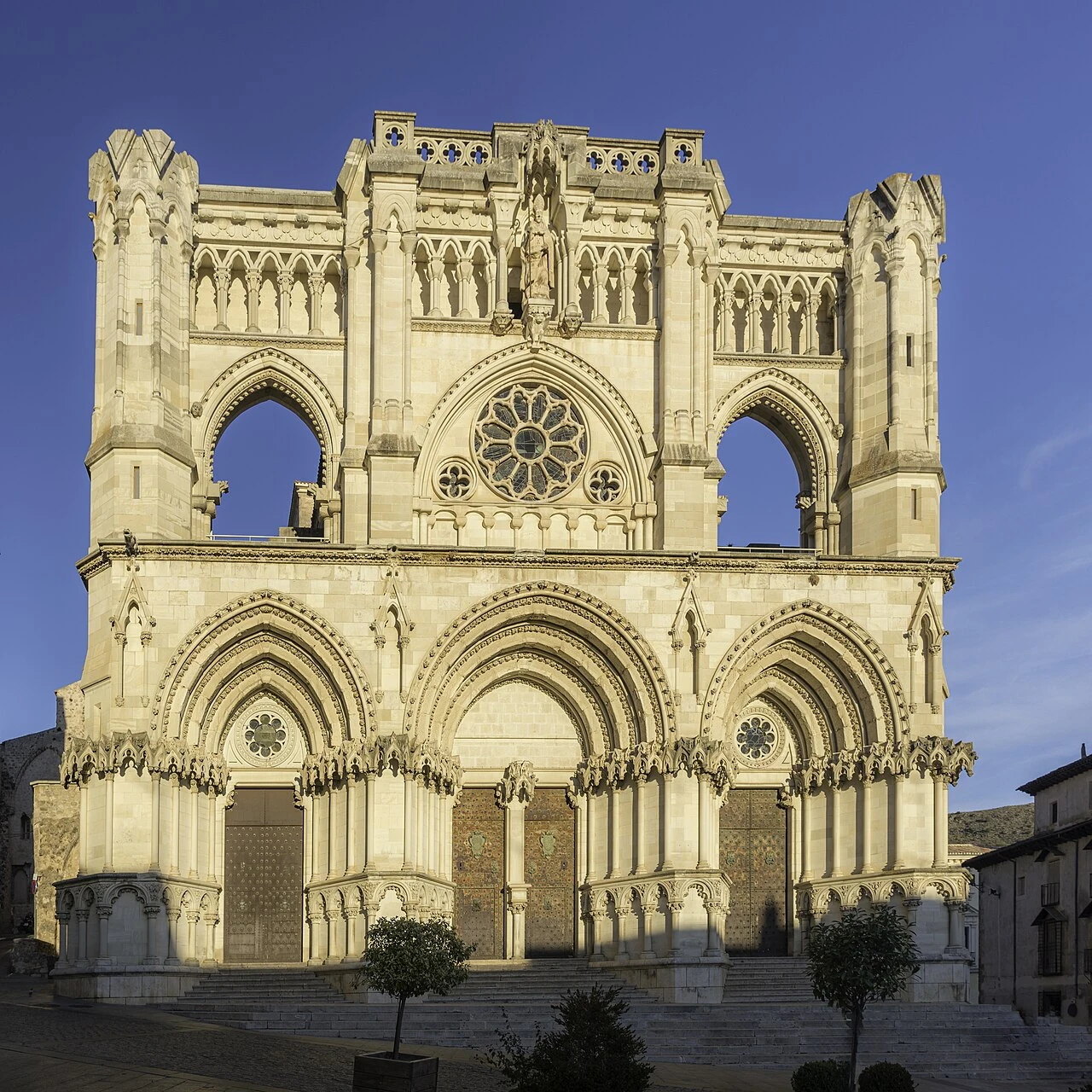 Fachada neogótica de la catedral de Cuenca