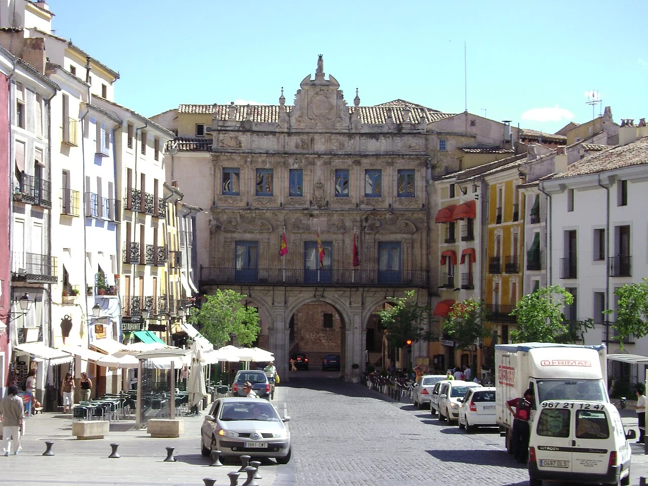 Plaza Mayor de Cuenca mirando hacia los arcos del Ayuntamiento