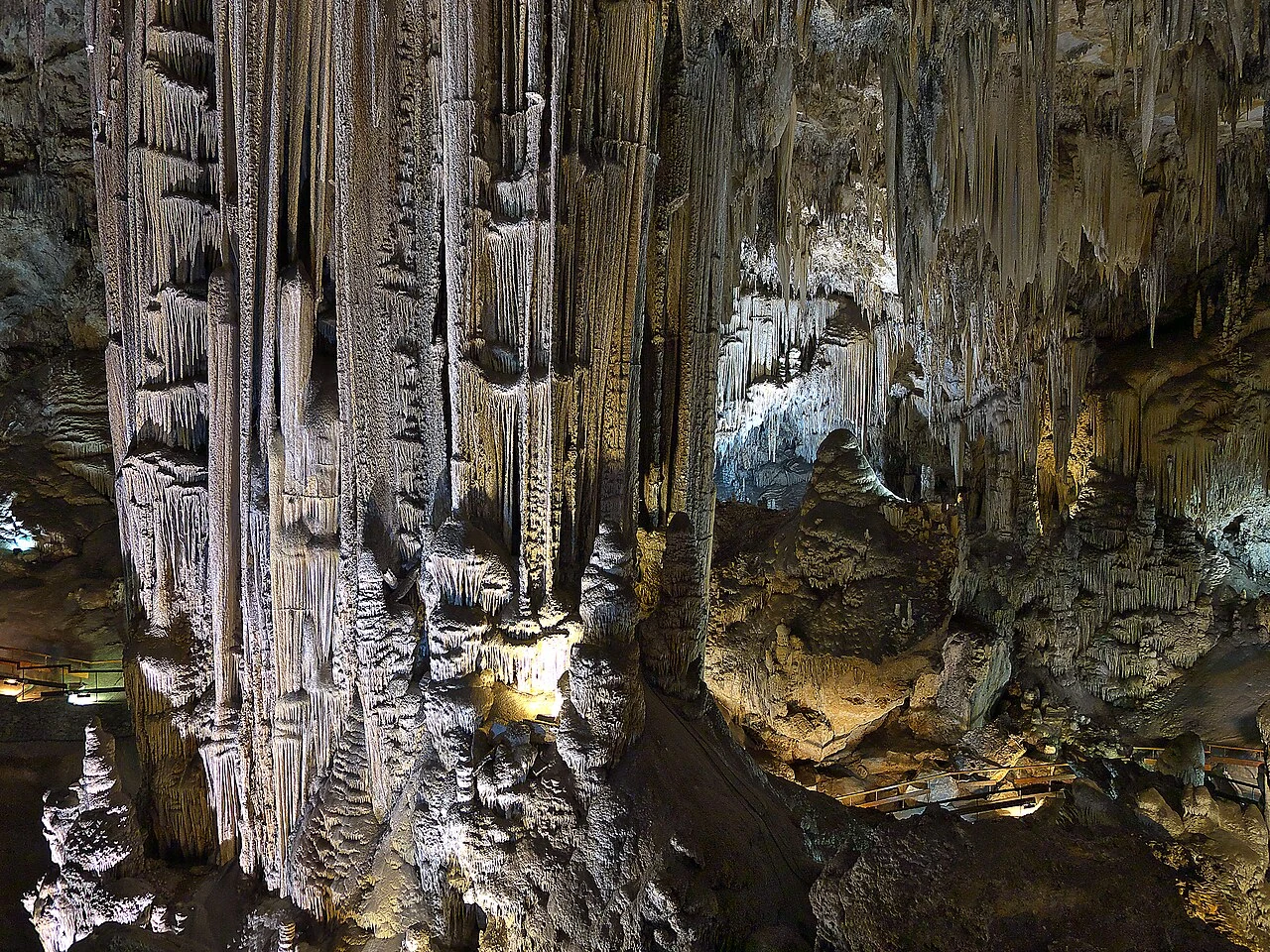 Gran columna y pasarela de la Sala del Cataclismo en la Cueva de Nerja