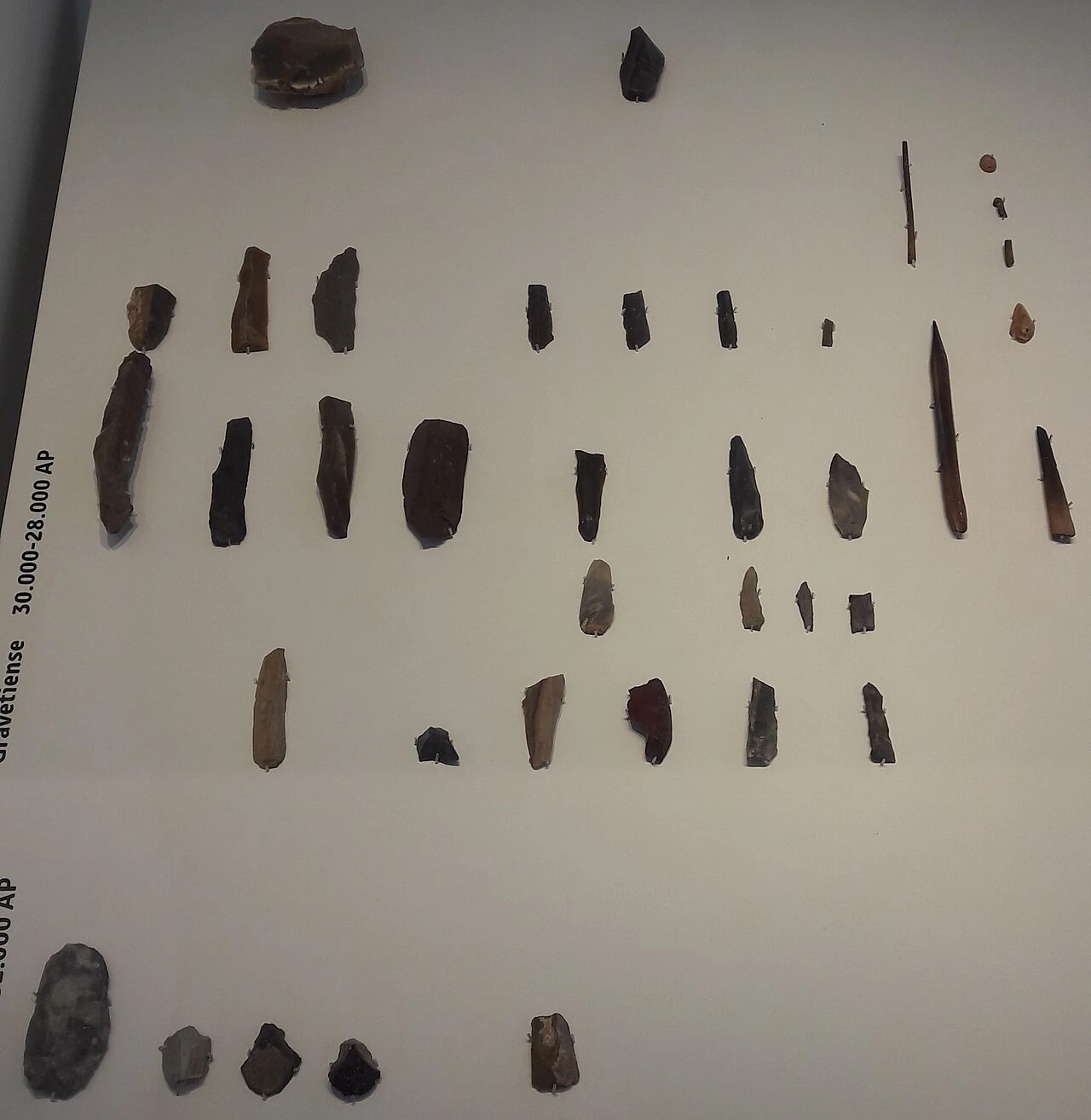 Útiles arqueológicos expuestos en una vitrina del Museo de Nerja