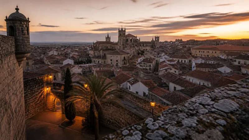 Composición editorial genérica y exclusiva de ciudad histórica iluminada al atardecer de diciembre sin personas; no representa horarios, aforo ni condiciones en tiempo real