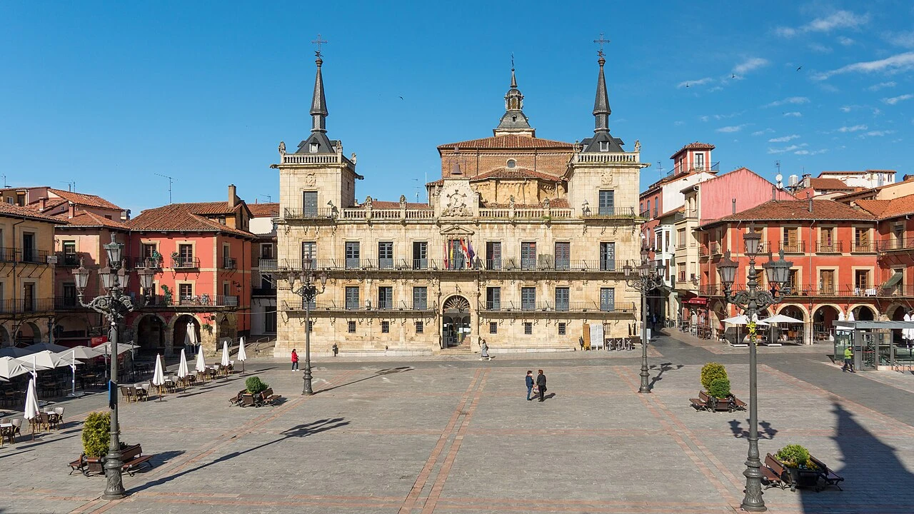 Plaza Mayor de León y edificio del Mirador