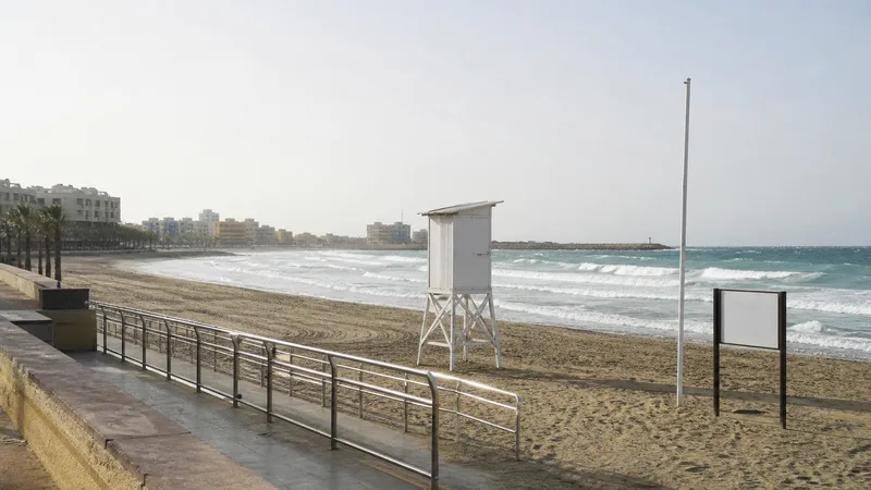 Playa urbana con rampa, caseta cerrada y mar movido