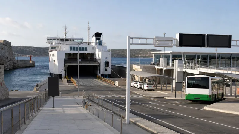 Ferry, terminal y autobús en un puerto insular ficticio