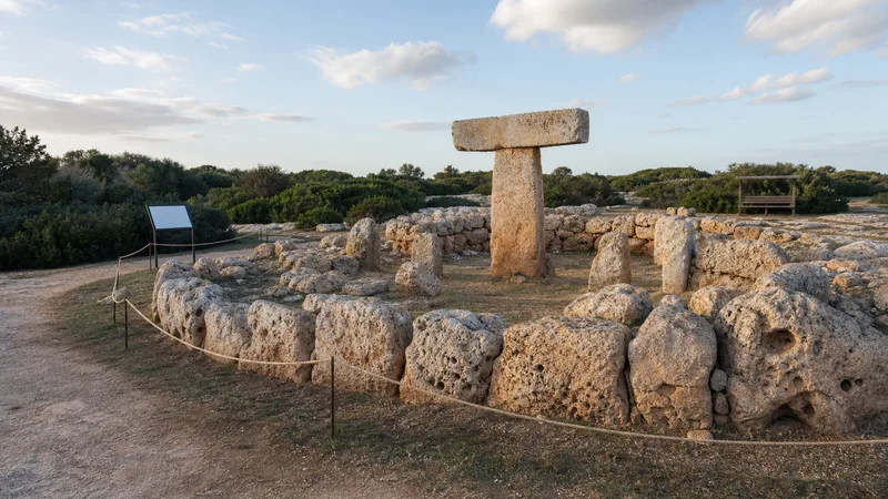 Recinto arqueológico ficticio de grandes bloques calizos