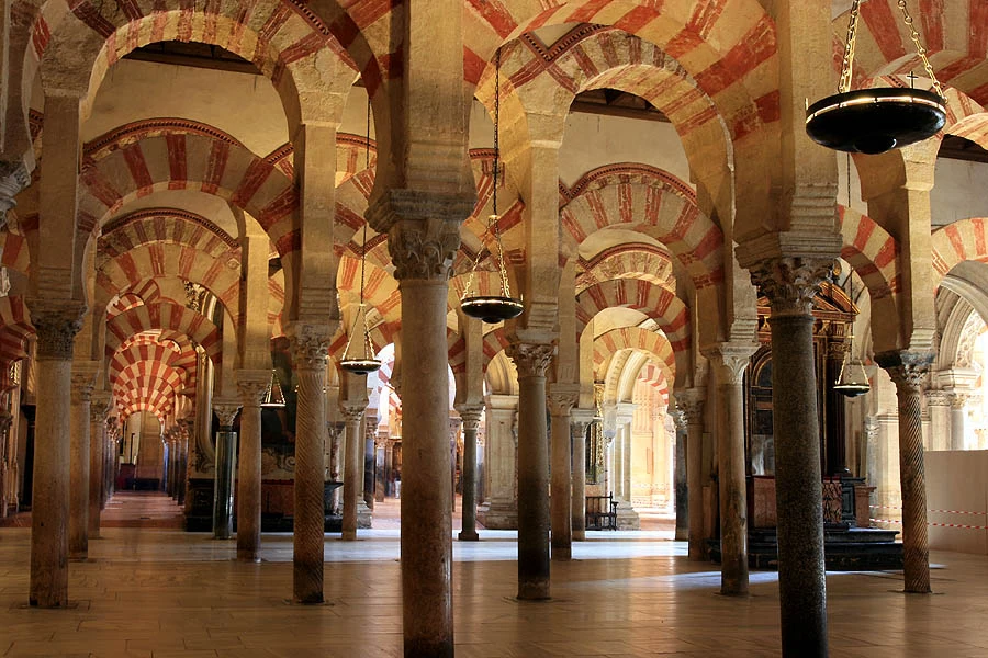 Columnas y arcos superpuestos en la Mezquita-Catedral de Córdoba