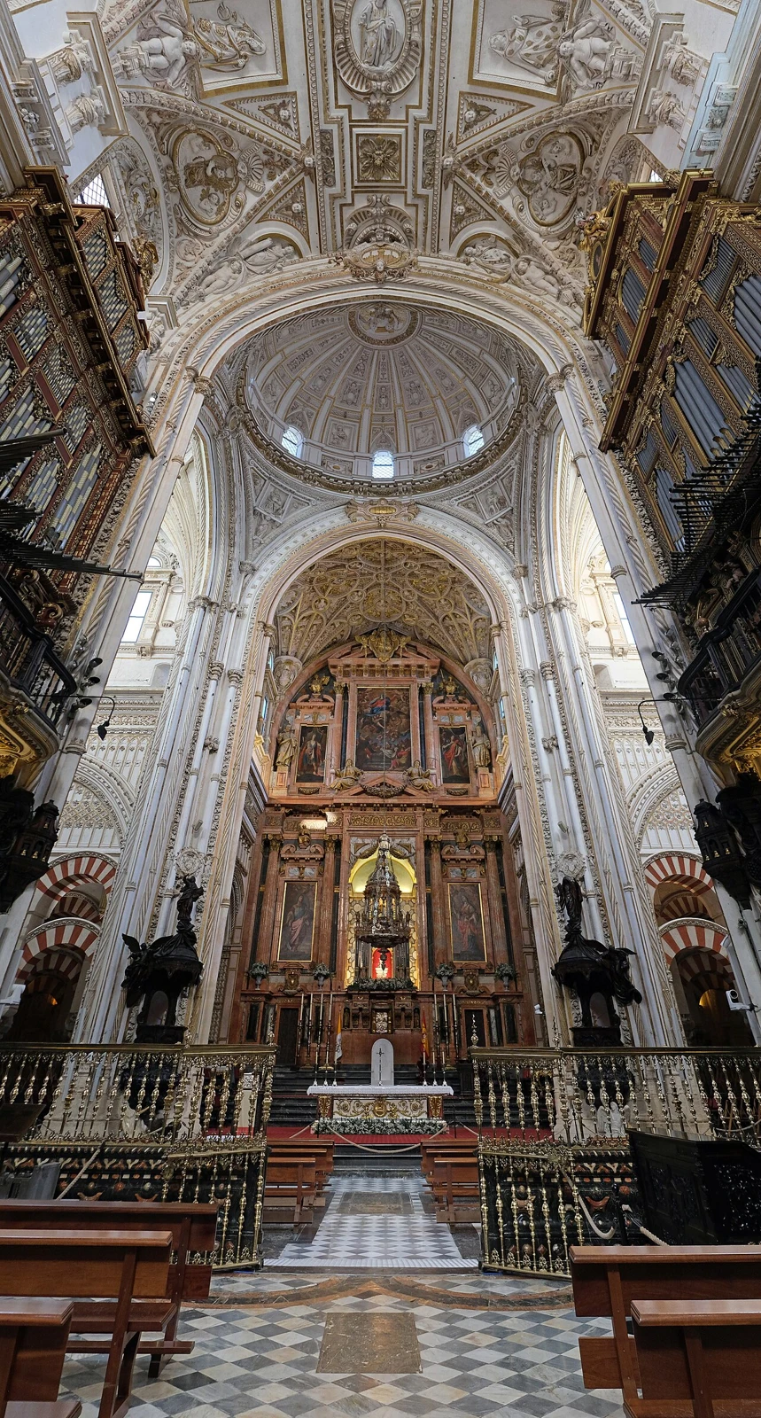 Bóvedas, órganos y altar del núcleo catedralicio de Córdoba