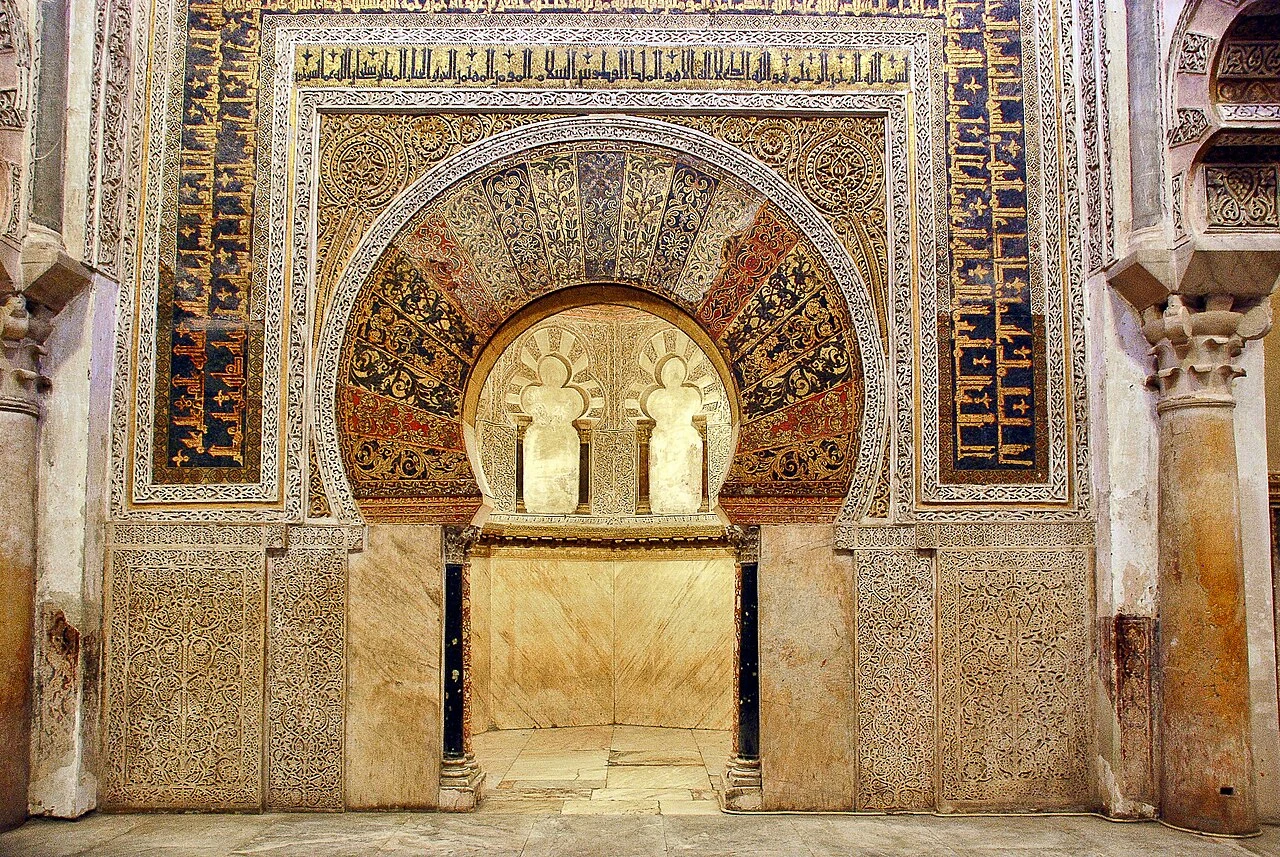 Portada del mihrab con mosaicos y arco de herradura