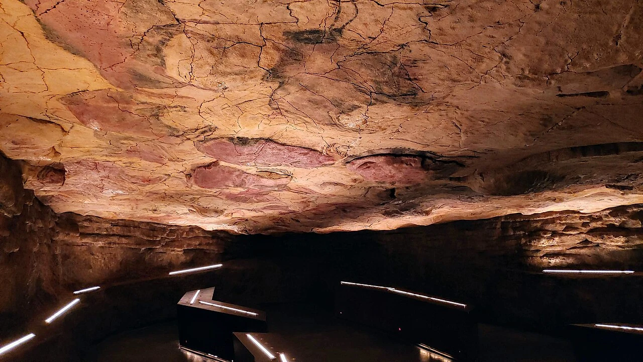 Techo de polícromos reproducido en la Neocueva del Museo de Altamira