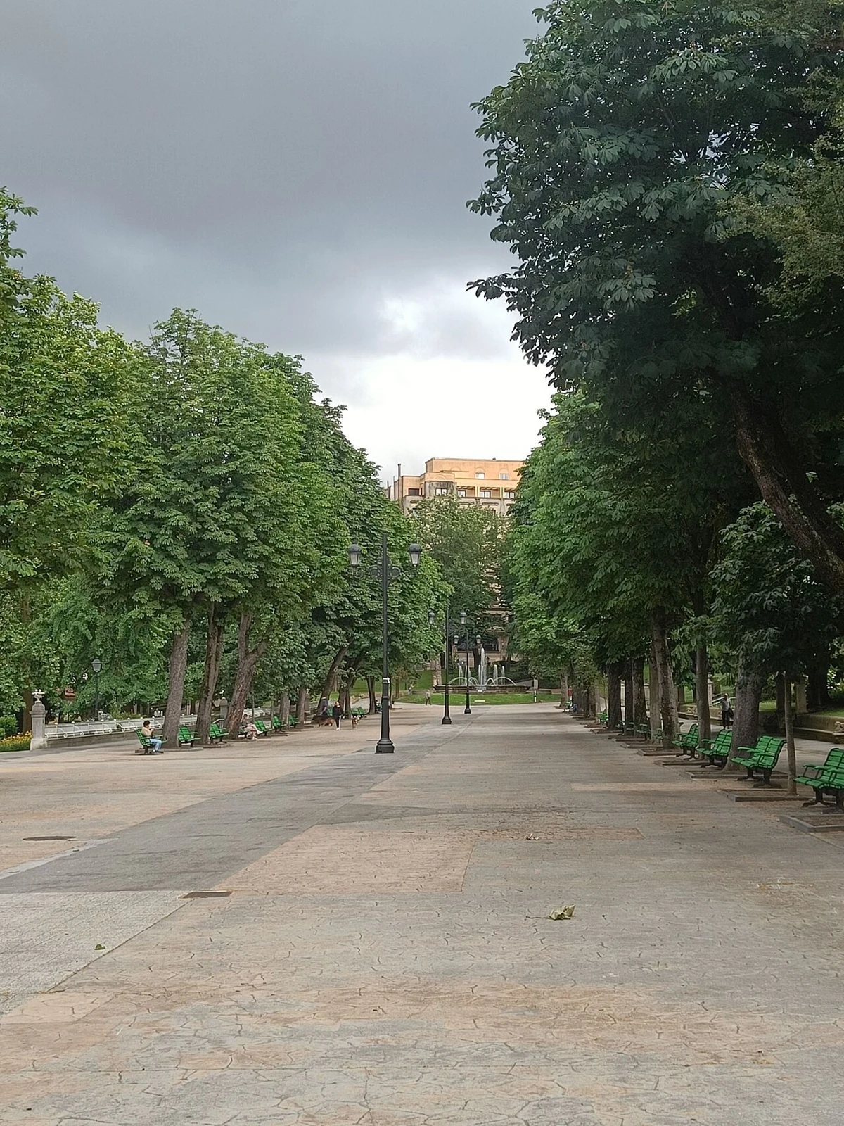 Paseo arbolado y bancos del Campo de San Francisco en Oviedo