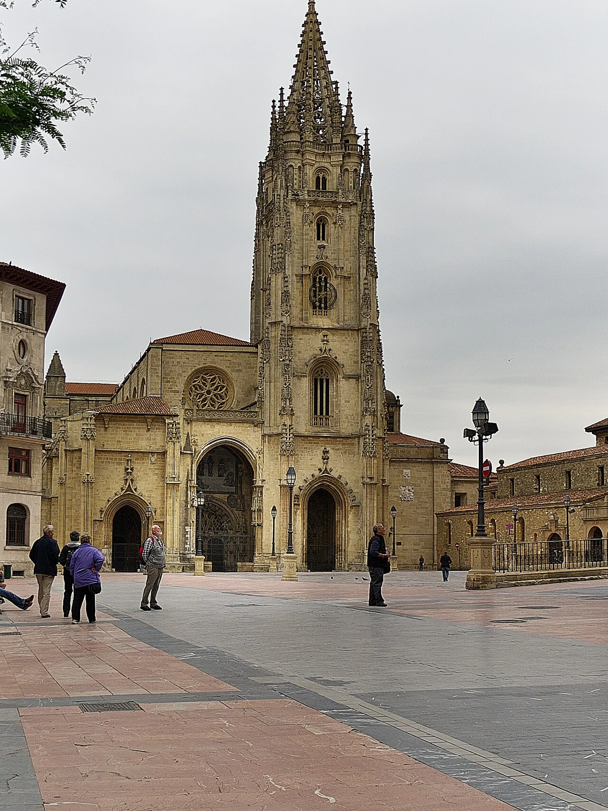 Fachada de la catedral de Oviedo desde la plaza de Alfonso II