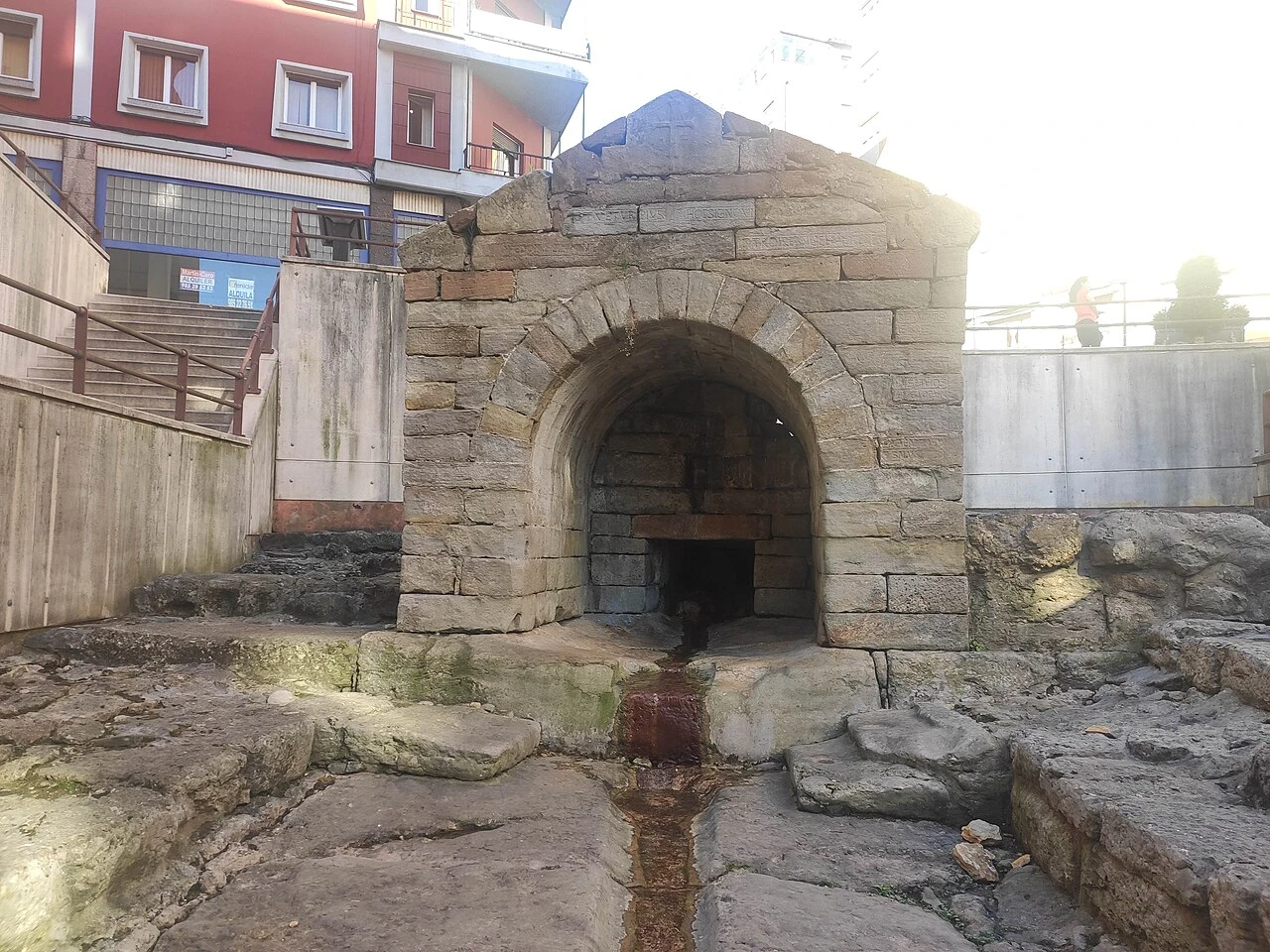Fuente de la Foncalada a una cota inferior a las calles de Oviedo
