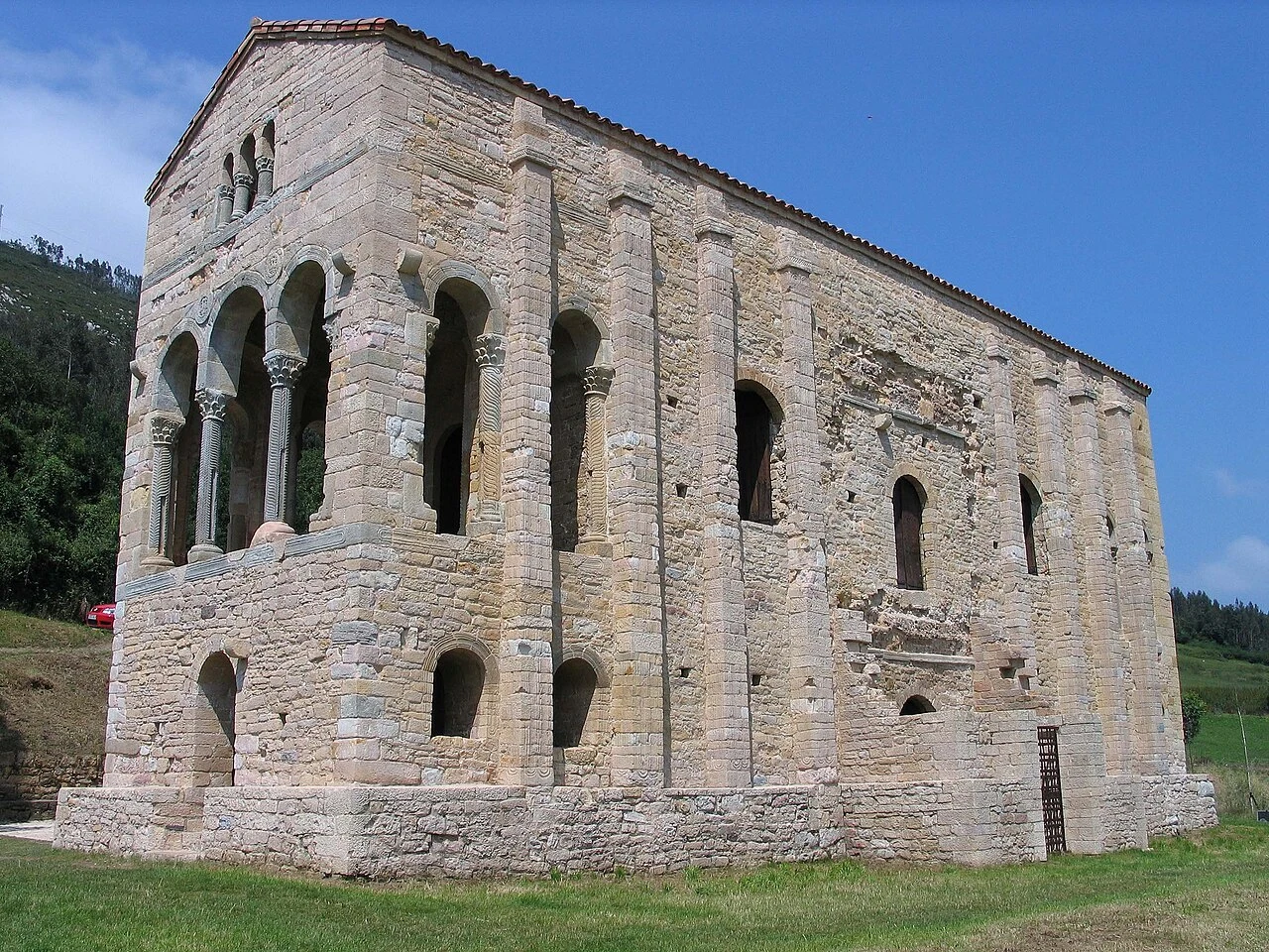 Arquería y muro lateral de Santa María del Naranco