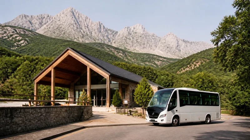 Composición editorial genérica y exclusiva de centro de visitantes y lanzadera de montaña sin marcas; no representa horarios, aforo ni condiciones en tiempo real