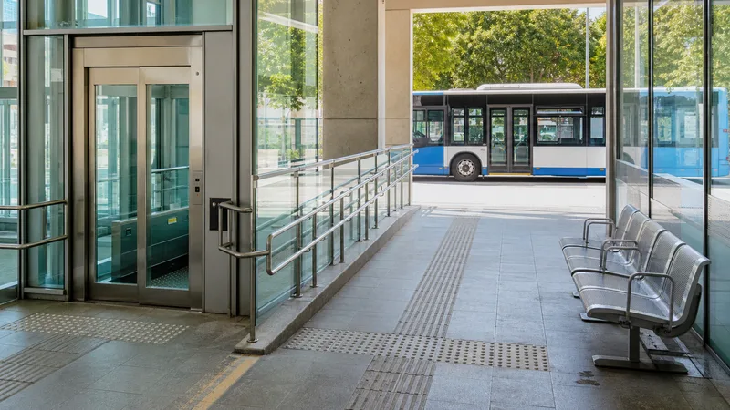 Recorrido sin escalones con ascensor, pavimento táctil y autobús de piso bajo