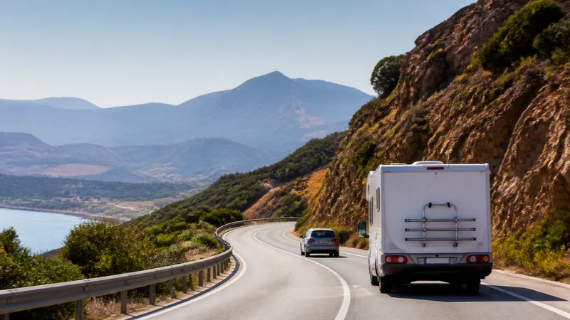 Carretera panorámica genérica con un coche y una autocaravana