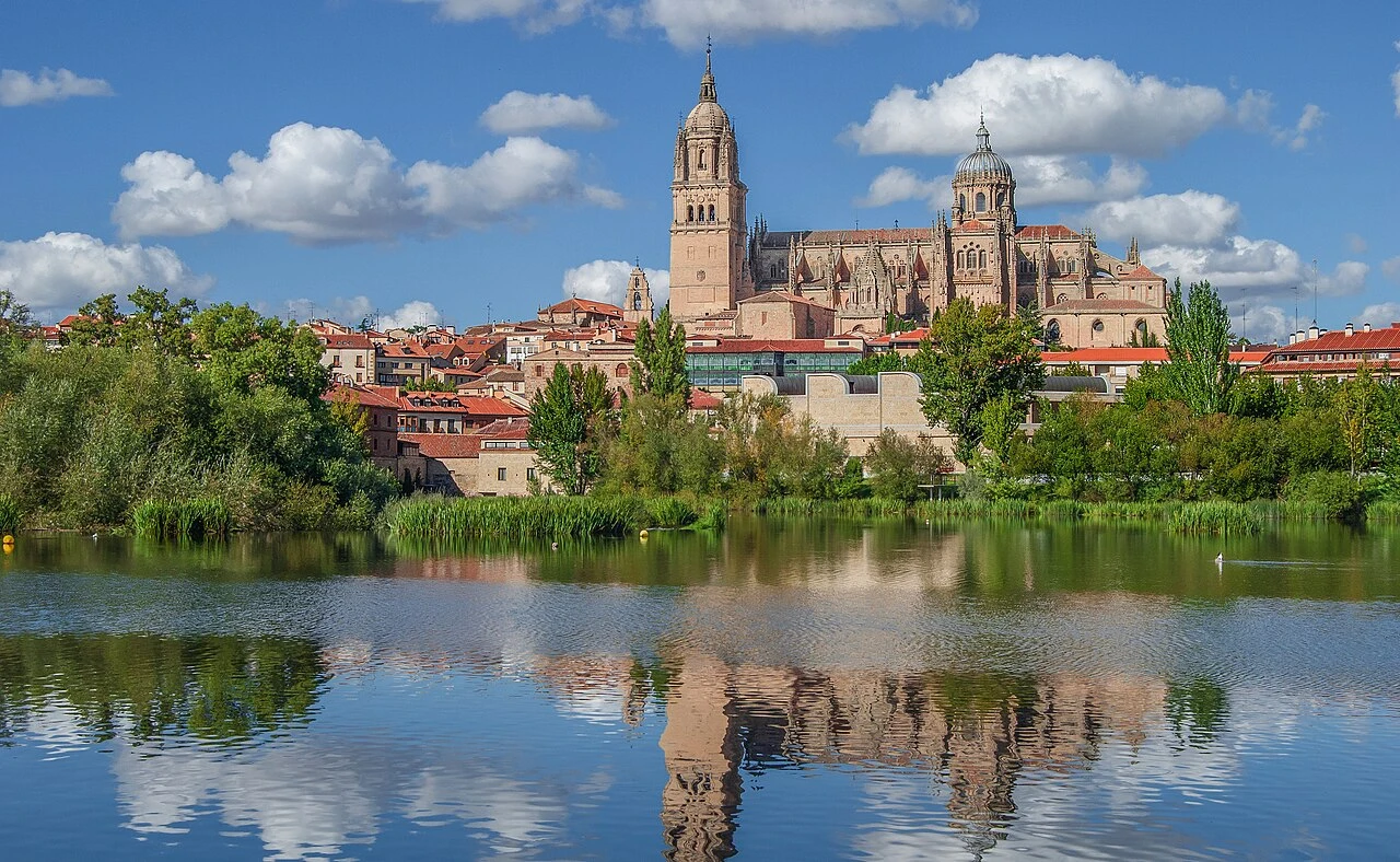 Conjunto de las catedrales de Salamanca reflejado en el Tormes