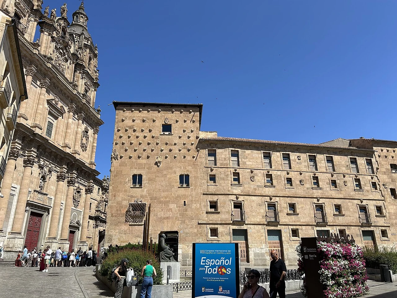 Fachada de la Casa de las Conchas junto a la Clerecía