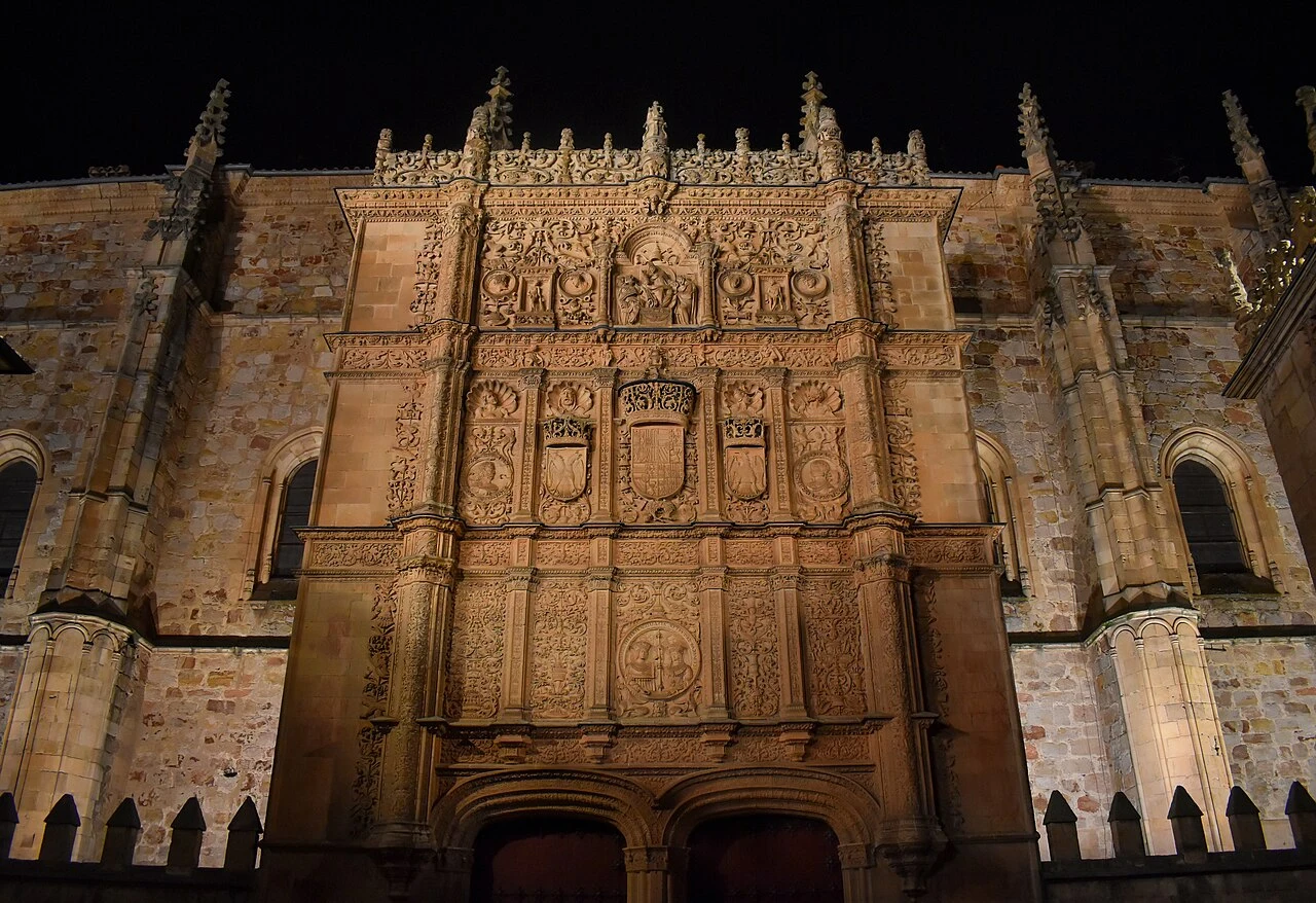 Fachada de las Escuelas Mayores de la Universidad de Salamanca iluminada de noche