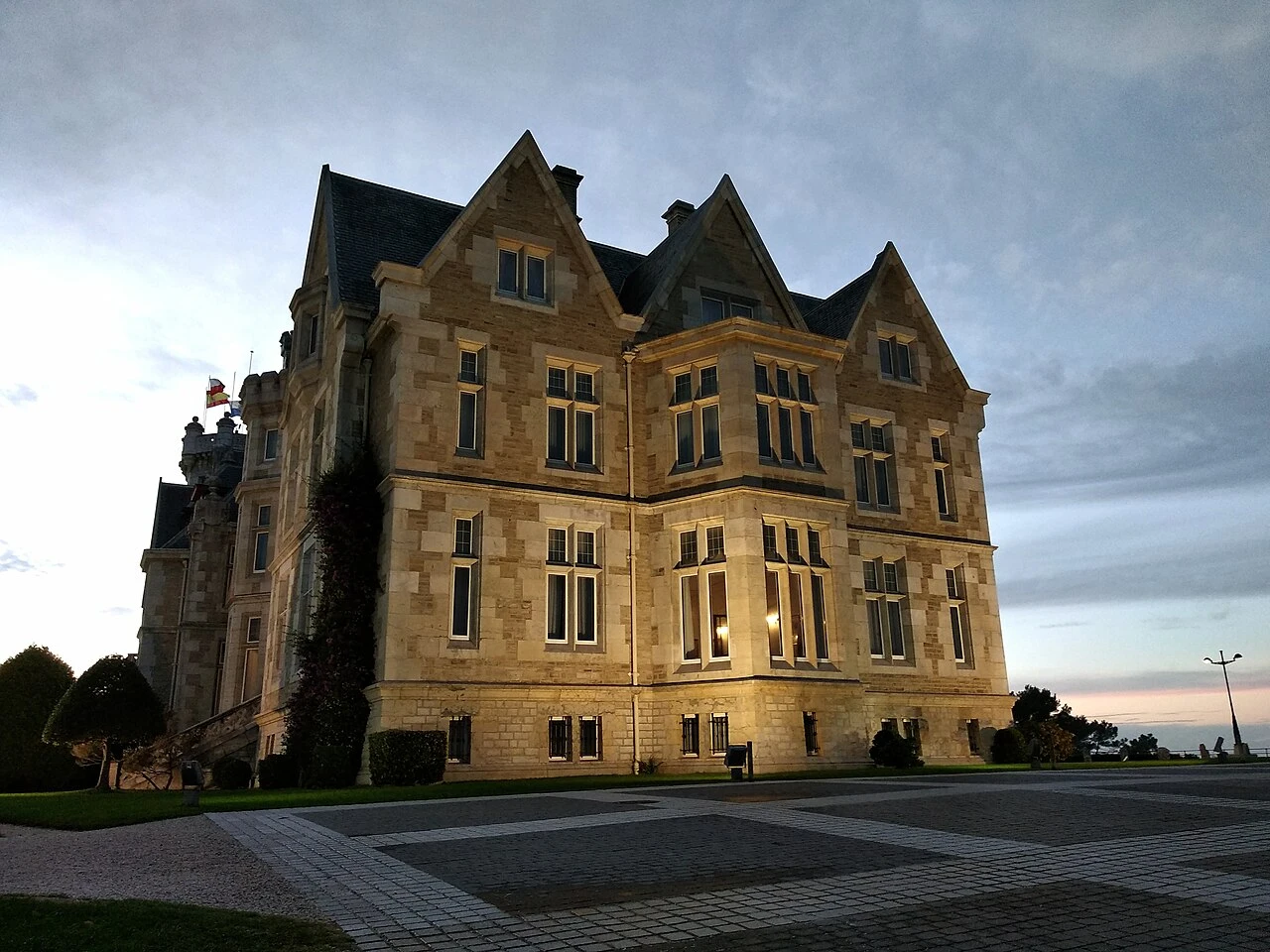 Exterior del Palacio de la Magdalena al anochecer