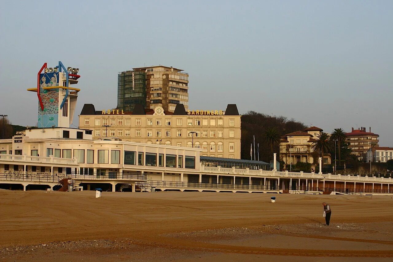 Primera Playa del Sardinero hacia el balneario y el frente urbano