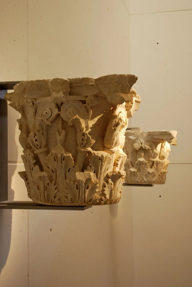 Capiteles expuestos en el Museo del Teatro Romano de Cartagena