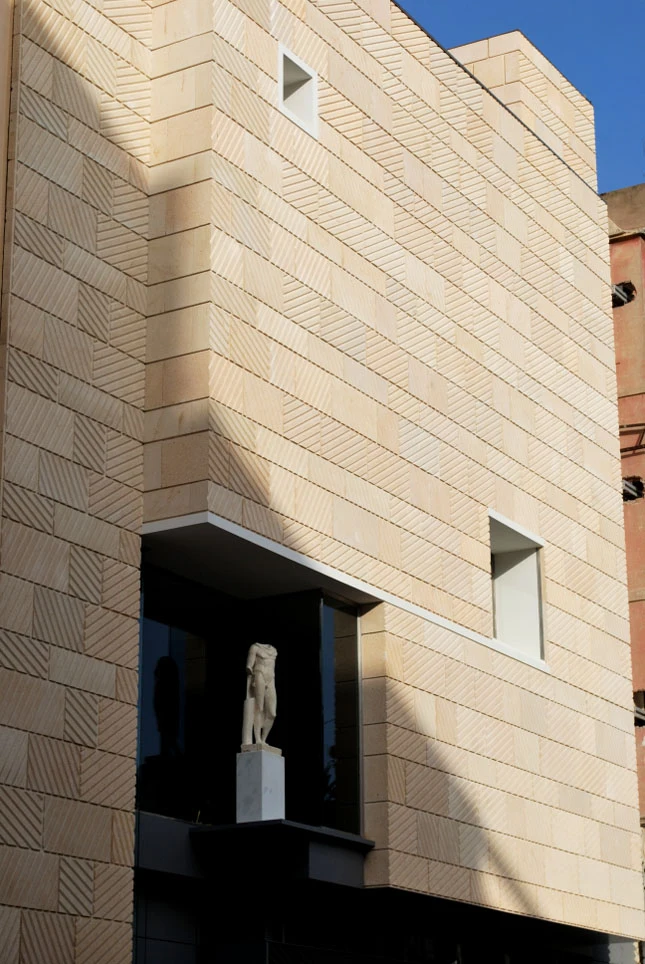Fachada posterior del edificio contemporáneo del Museo del Teatro Romano
